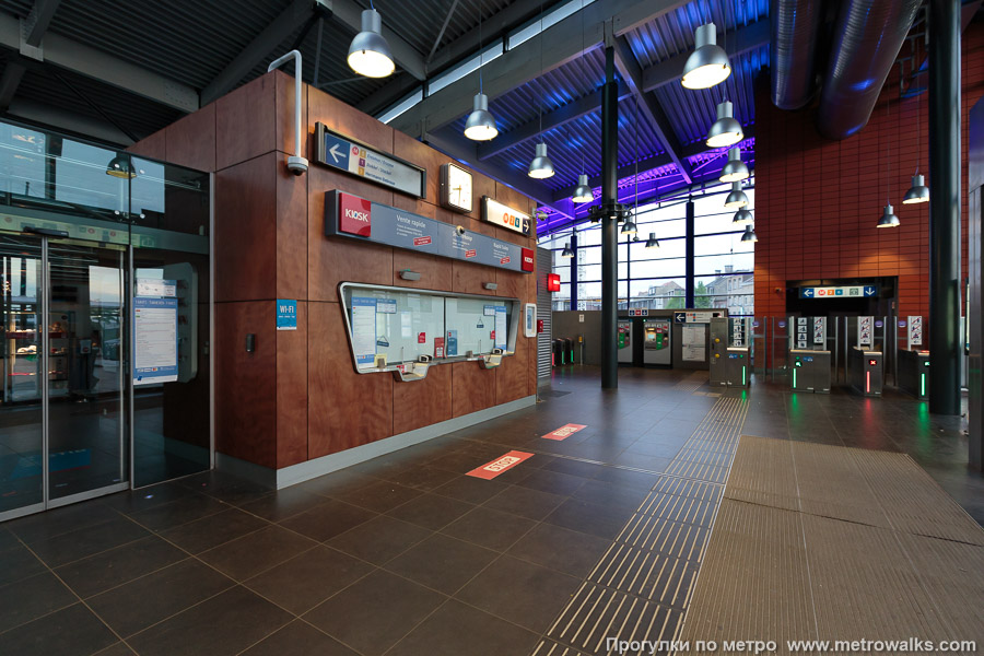 Станция Gare de l'Ouest / Weststation [Гар дё лю́эст / Ве́стстасьо́н] (линия 2 / 6, Брюссель). Внутри вестибюля станции, общий вид.