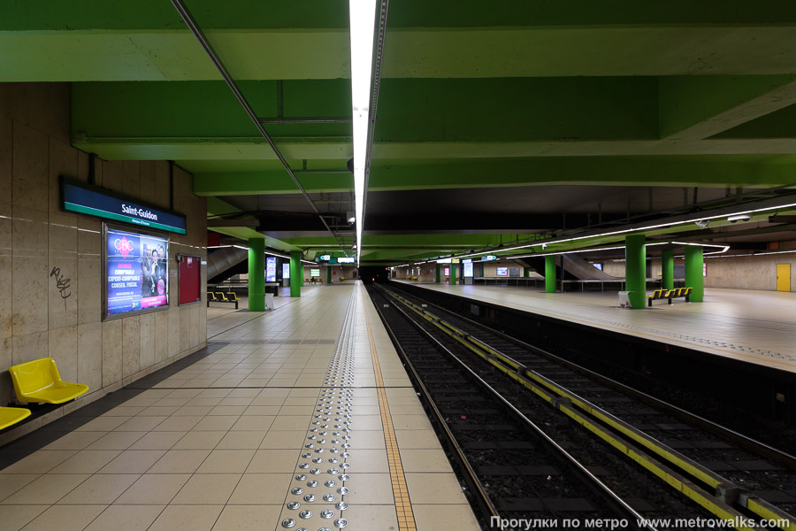 Станция Saint-Guidon / Sint-Guido [Сан-Гидо́н / Синт-Гви́до] (линия 5, Брюссель). Продольный вид вдоль края платформы.