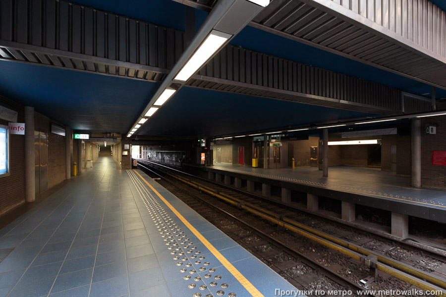 Станция Hankar [Онка́р] (линия 5, Брюссель). Под вестибюлем станции — дополнительные лестницы выхода в город на другую сторону улицы.