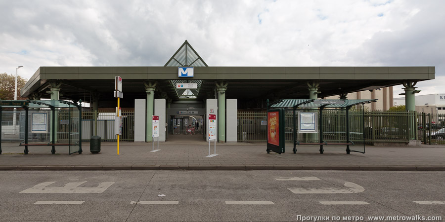 Станция Heysel / Heizel [Хе́йзель] (линия 2/6, Брюссель). Наземный вестибюль станции. Это одна из тех редких станций метро Брюсселя, у которой есть наземный вестибюль.