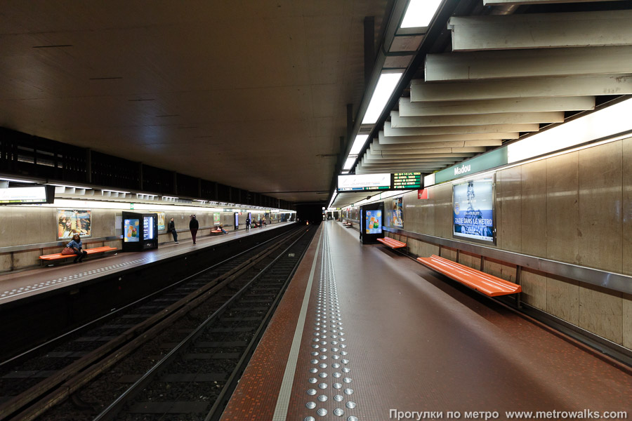 Станция Madou [Маду́] (линия 2/6, Брюссель). Продольный вид вдоль края платформы.