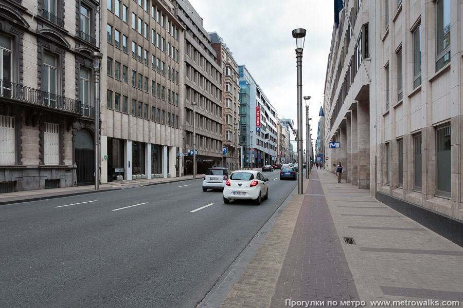 Станция Maelbeek / Maalbeek [Ма́лбек] (линия 1, Брюссель). Общий вид окрестностей станции. Улица Закона (rue de la Loi / Wetstraat).