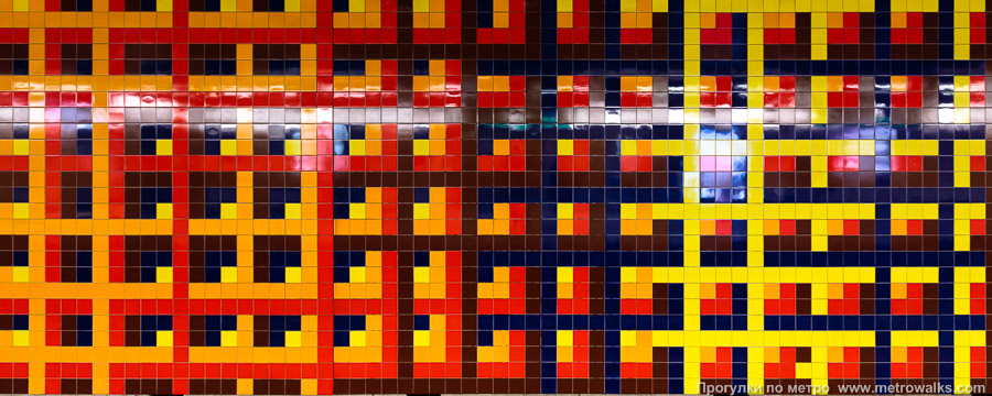 Станция Merode [Меро́д] (линия 1, Брюссель). Путевая стена в зале второго пути украшена разноцветной керамической плиткой с регулярным чередованием цветов от жёлтого и красного до синего и коричневого, от которого рябит в глазах.