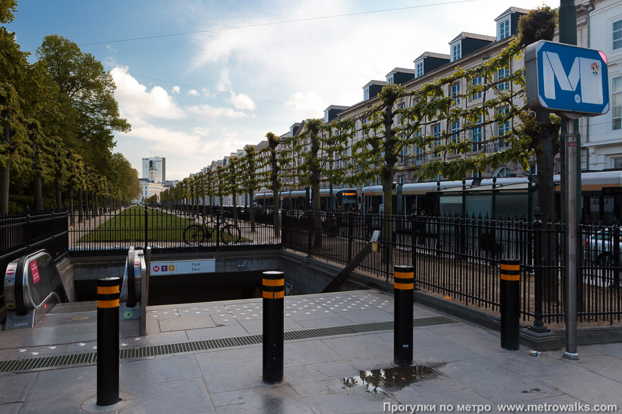Станция Parc / Park [Парк] (линия 1, Брюссель). Общий вид окрестностей станции. Слева — Брюссельский парк, справа — Королевская улица.