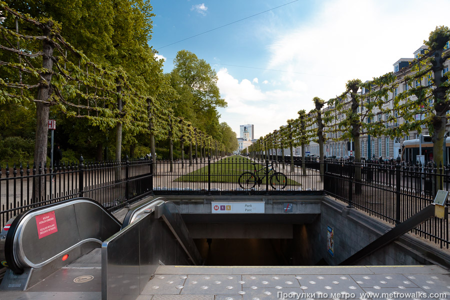 Станция Parc / Park [Парк] (линия 5, Брюссель). Вход на станцию осуществляется через подземный переход.