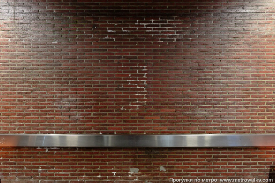 Станция Pétillon [Петийо́н] (линия 5, Брюссель). Станционная стена. Натуральный лицевой кирпич долговечен и спустя много лет выглядит прилично по сравнению со некоторыми другими облицовочными материалами.