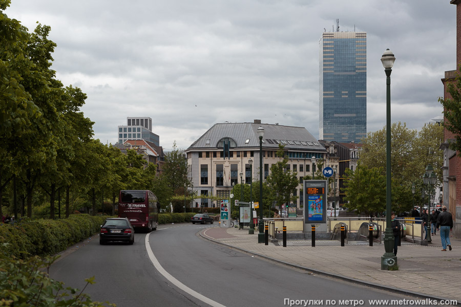 Станция Porte de Hal / Hallepoort [Порт де Аль / Халлепо́рт] (линия 2 / 6, Брюссель). Вход на станцию осуществляется через подземный переход.