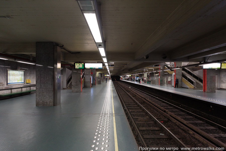 Станция Porte de Namur / Naamsepoort [По́рте дё Намю́р / На́мспорт] (линия 2 / 6, Брюссель). Продольный вид вдоль края платформы.