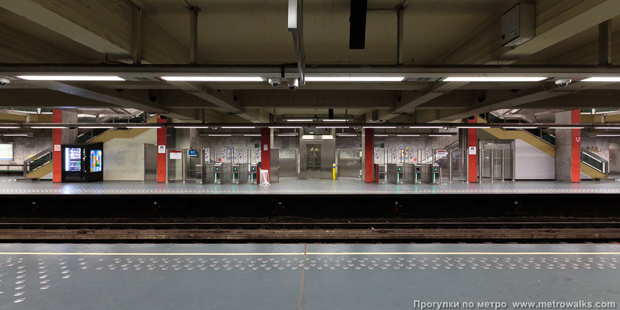 Станция Porte de Namur / Naamsepoort [По́рте дё Намю́р / На́мспорт] (линия 2 / 6, Брюссель). Поперечный вид.