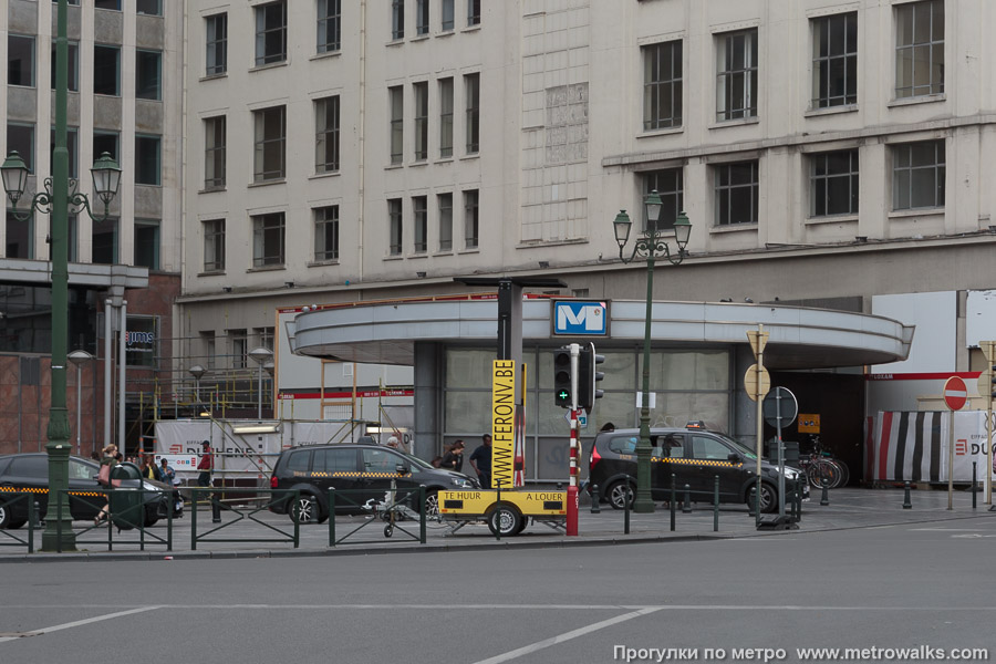 Станция Porte de Namur / Naamsepoort [По́рте дё Намю́р / На́мспорт] (линия 2 / 6, Брюссель). Вход на станцию осуществляется через подземный переход.