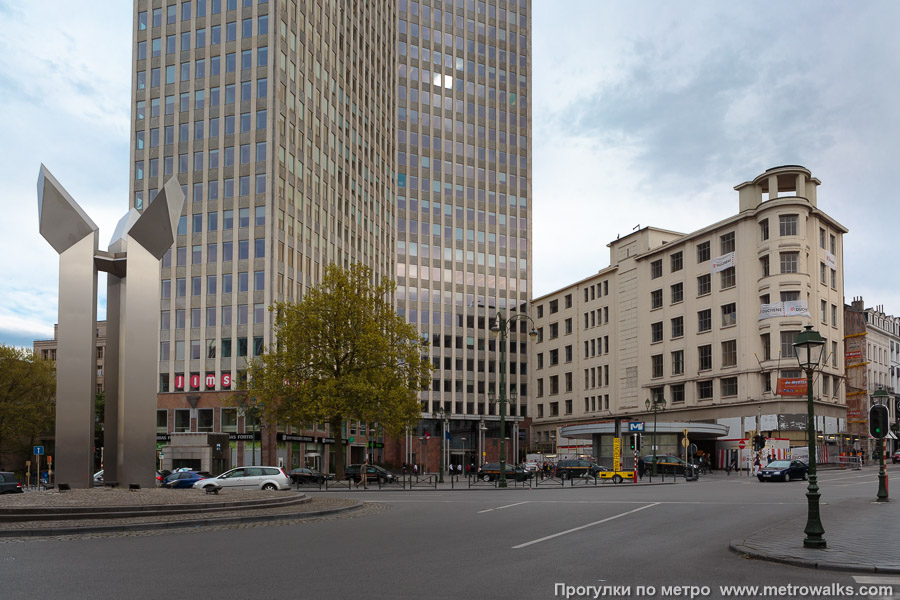 Станция Porte de Namur / Naamsepoort [По́рте дё Намю́р / На́мспорт] (линия 2 / 6, Брюссель). Общий вид окрестностей станции. Площадь Бастиона (square du Bastion / Bolwerksquare).