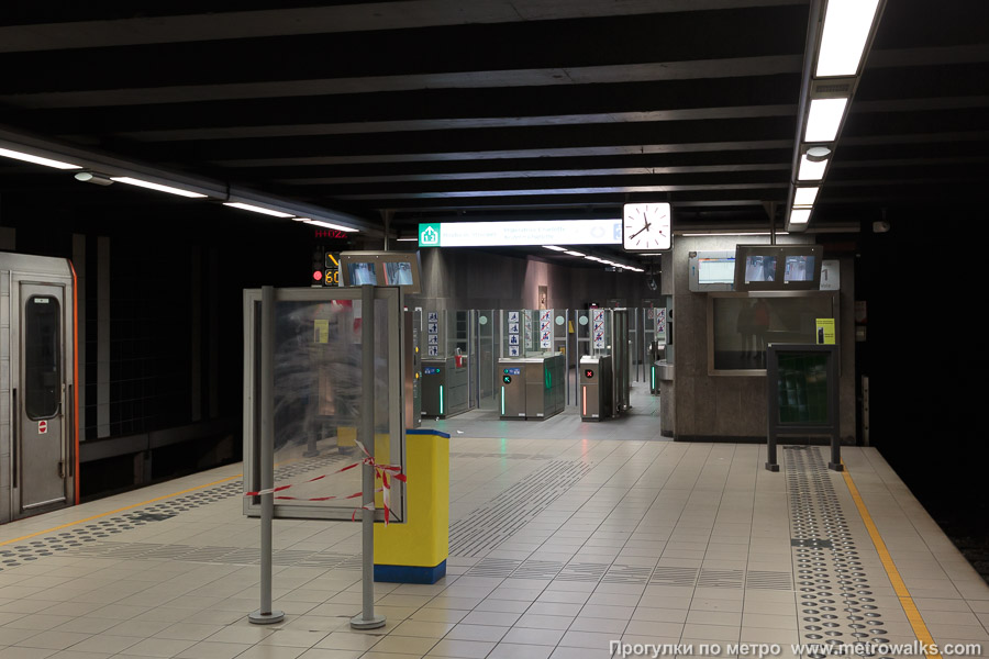 Станция Roi Baudouin / Koning Boudewijn [Руа́ Бодуэ́н / Конинг Баудэвейн] (линия 2/6, Брюссель). Второй выход не имеет отдельного вестибюля, поэтому турникеты стоят прямо на платформе.