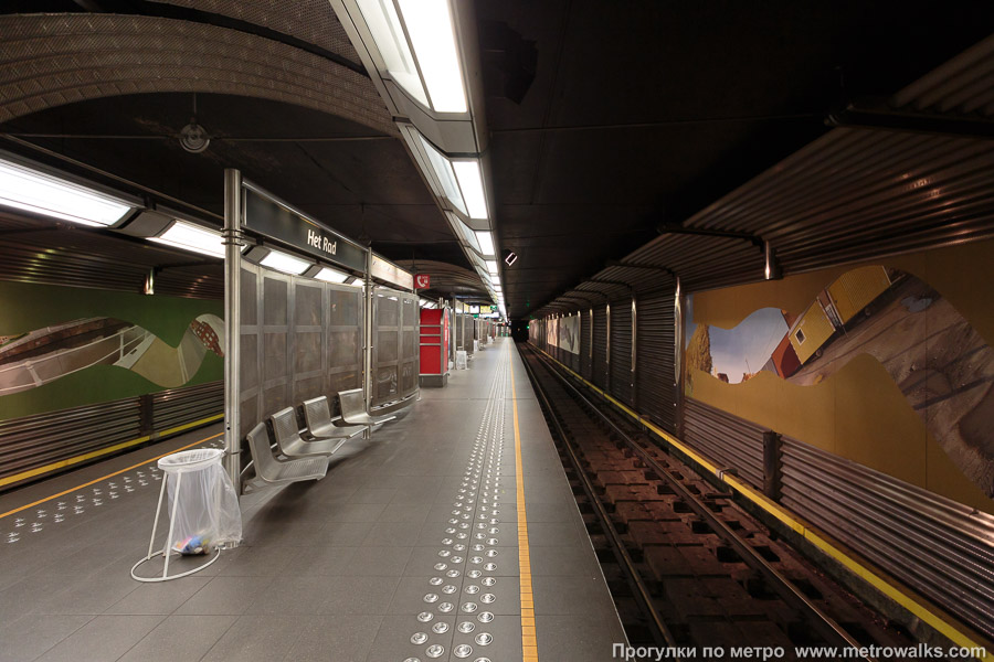 Станция La Roue / Het Rad [Ля Ру / Хет Рад] (линия 5, Брюссель). Продольный вид вдоль края платформы.
