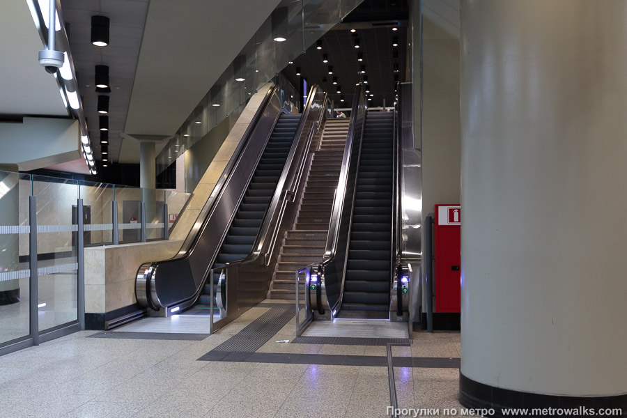 Станция Schuman [Шу́ман] (линия 1, Брюссель). Выход в город, эскалаторы начинаются прямо с уровня платформы.