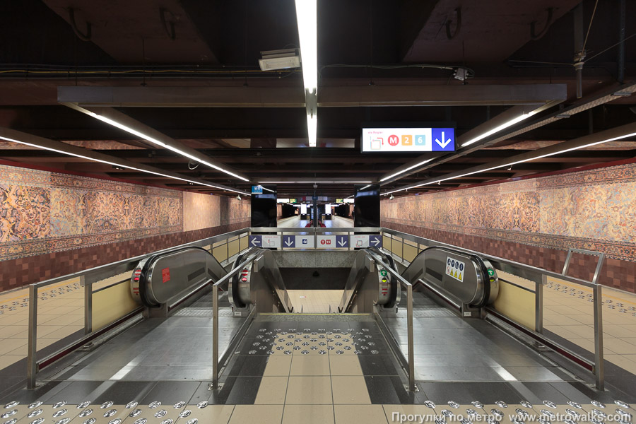 Станция Simonis [Симони́с] (линия 2/6, Брюссель). В центре зала находится переход на станцию Elisabeth той же линии, расположенную перпендикулярно на большей глубине.