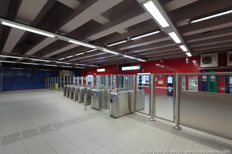 Станция Tomberg [То́мберх] (линия 1, Брюссель). Внутри вестибюля станции, общий вид.