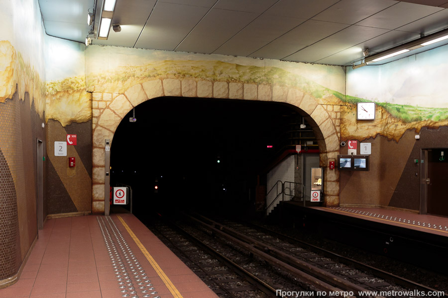 Станция Vandervelde [Вандерве́лдэ] (линия 1, Брюссель). Тонель оформлен как тоннель, уходящий под гору.
