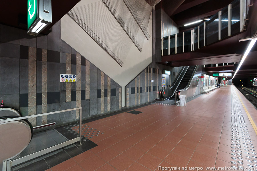 Станция Veeweyde / Veeweide [Ве́вейд] (линия 5, Брюссель). Выход в город, эскалаторы начинаются прямо с уровня платформы.