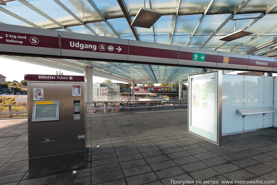 Станция Flintholm [Флинтхольм] (Копенгаген). Автоматы для оплаты проезда на платформе станции.
