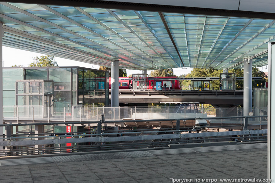 Станция Flintholm [Флинтхольм] (Копенгаген). Поперечный вид. Рядом со станцией метро расположены станции двух линий S-tog (городской электрички): одна — почти параллельно, вторая — уровнем ниже, перпендикулярно.