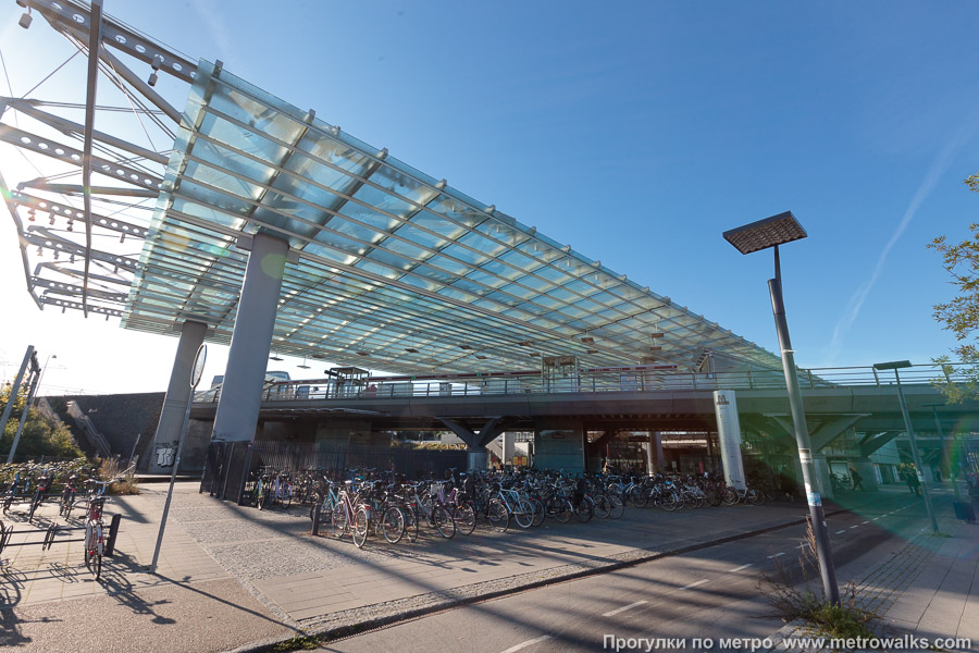 Станция Flintholm [Флинтхольм] (Копенгаген). Вид станции снаружи. Станция метро и обе железнодорожные станции накрыты общим навесом из стекла и стали.