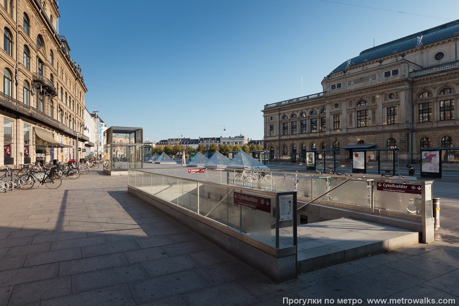 Станция Kongens Nytorv [Конгенс Нюторь] (Копенгаген). Вход в подземный вестибюль станции через спуск, похожий на подземный переход.