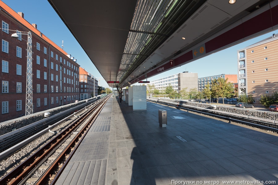 Станция Lindevang [Линдван] (Копенгаген). Продольный вид вдоль края платформы.