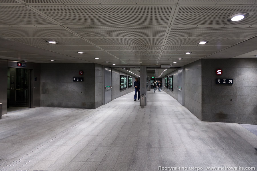 Станция Nørreport [Нёррэпорт] (Копенгаген). В коридоре перехода между станциями метро и S-tog.