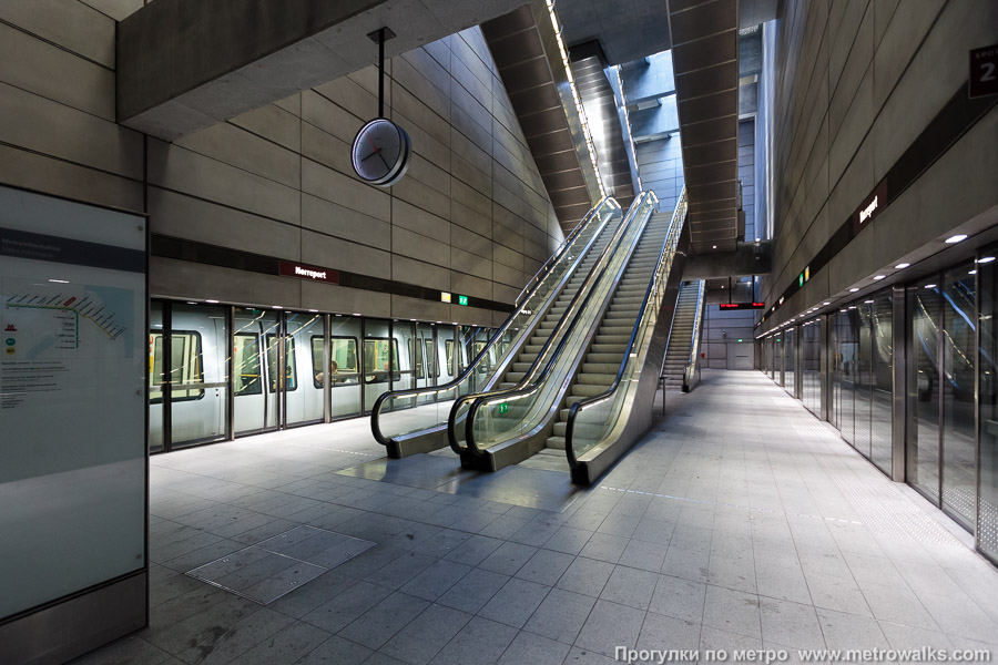 Станция Nørreport [Нёррэпорт] (Копенгаген). Выход в город, эскалаторы начинаются прямо с уровня платформы.
