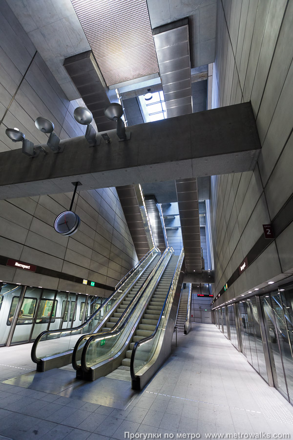 Станция Nørreport [Нёррэпорт] (Копенгаген). Взгляд наверх. Интересна система освещения станций такого типа: во-первых, через световое окно в потолке, во-вторых, с помощью прожекторов, направленных на зеркала с выпуклостями, расположенные на потолке.