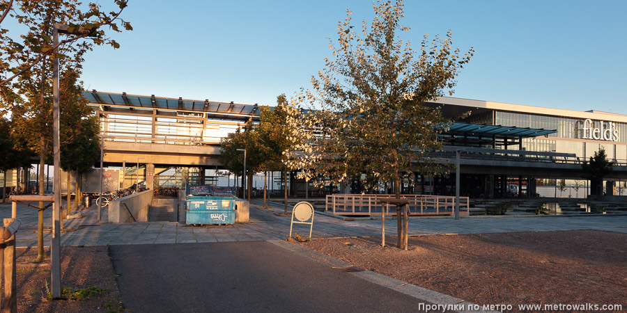 Станция Ørestad [Öрестад] (Копенгаген). Вид станции снаружи.