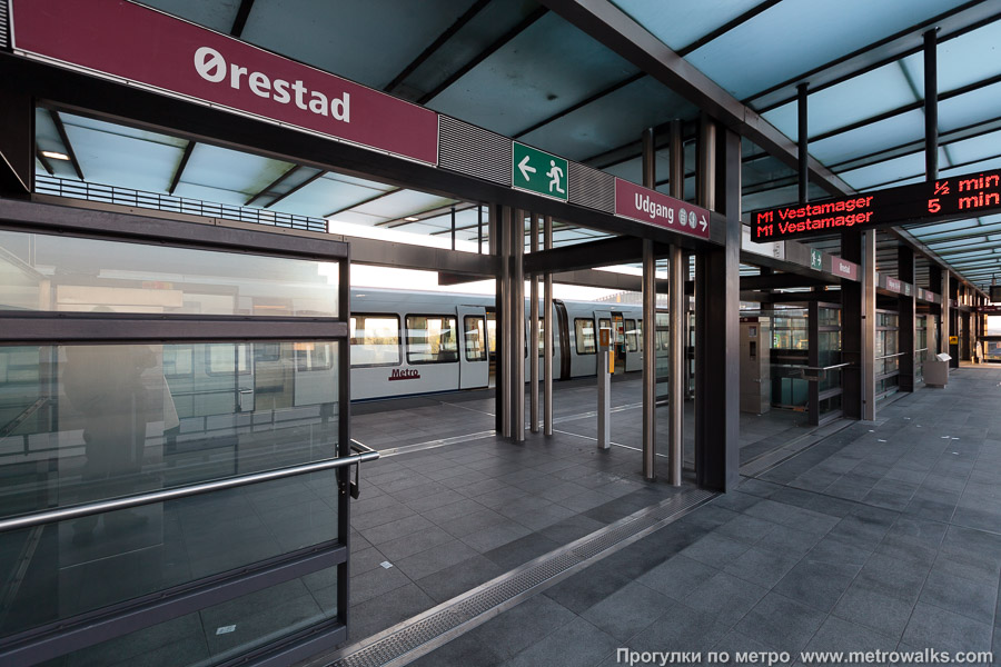 Станция Ørestad [Öрестад] (Копенгаген). Вид по диагонали.