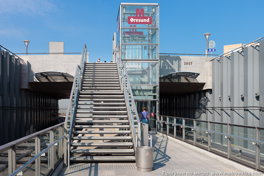 Станция Øresund [Öресанд] (Копенгаген). Выход в город осуществляется по лестнице. На заднем плане — лифт.
