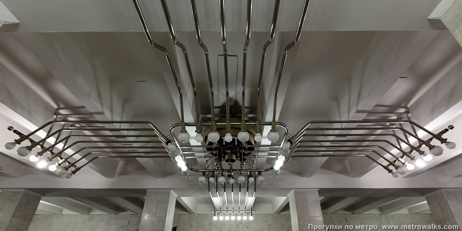 Станция Машиностроителей (Екатеринбург). Декоративная отделка потолка. Оформление в индустриальном стиле металлическими трубами выполнено рабочими Машиностроительного завода.