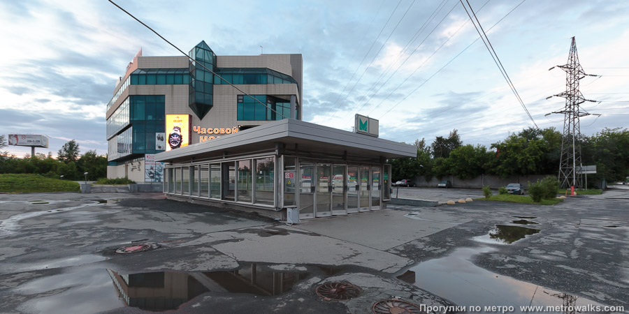 Станция Машиностроителей (Екатеринбург). Вход на станцию осуществляется через подземный переход. Один из павильонов южного выхода.
