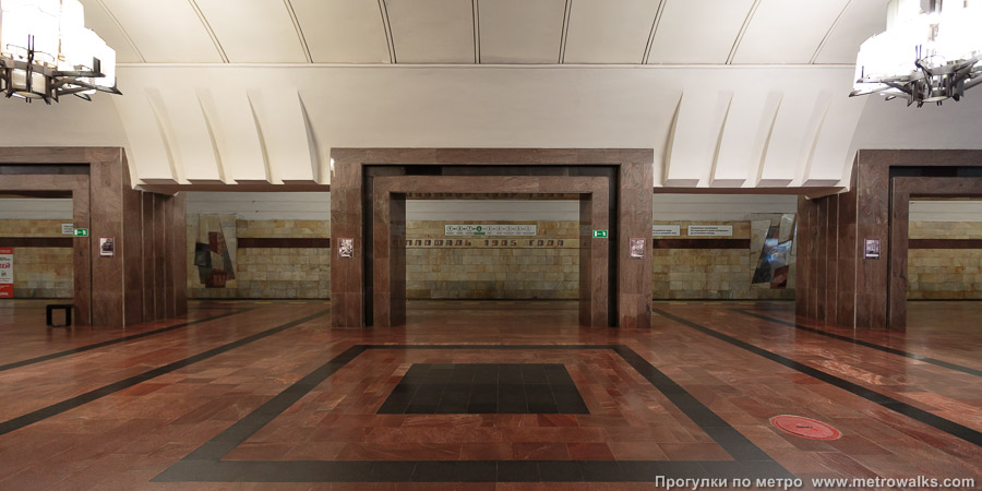Станция Площадь 1905 года (Екатеринбург). Поперечный вид, проходы между колоннами из центрального зала на платформу.