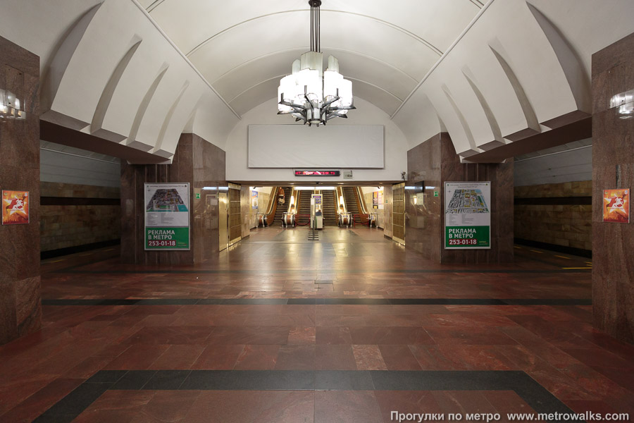 Станция Площадь 1905 года (Екатеринбург). Выход в город, эскалаторы начинаются прямо с уровня платформы.