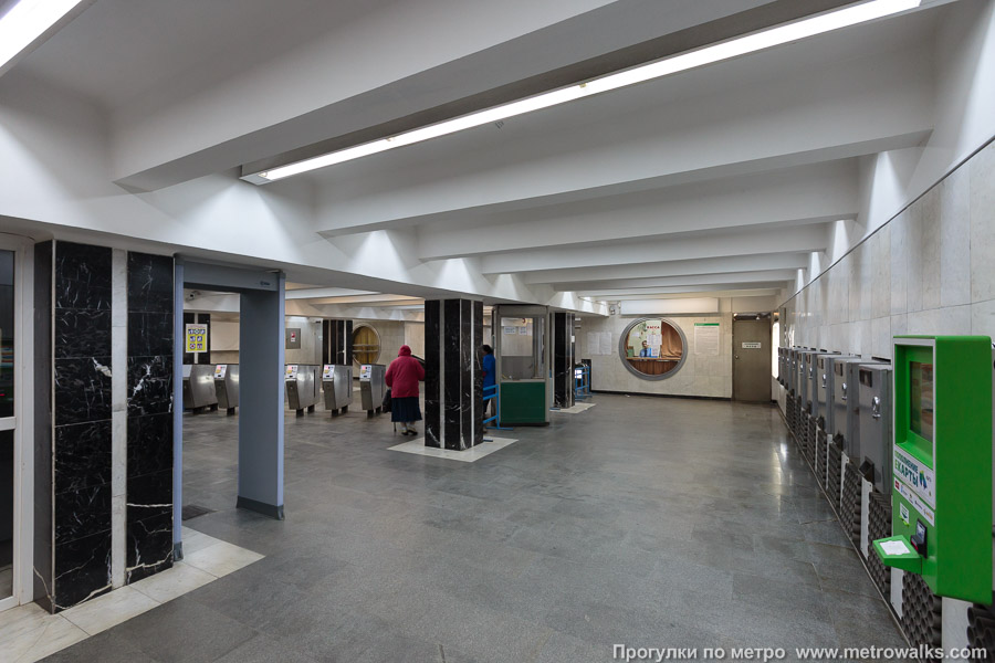 Станция Проспект Космонавтов (Екатеринбург). Внутри вестибюля станции, общий вид. Окно кассы оформлено в виде круглого иллюминатора.