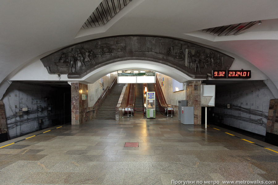 Станция Уралмаш (Екатеринбург). Выход в город, эскалаторы начинаются прямо с уровня платформы. Южный, основной выход — на перекрёсток с улицами Машиностроителей и Баумана.