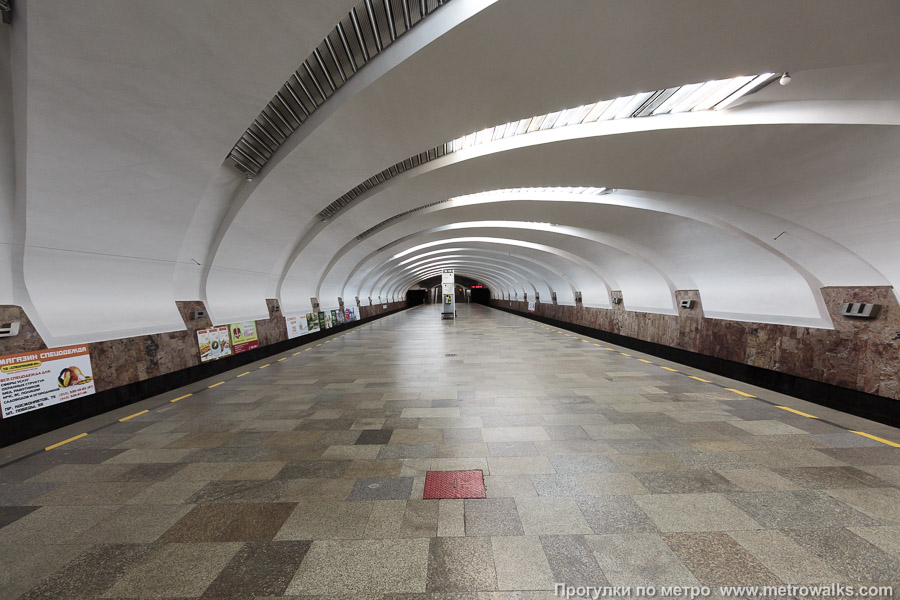 Станция Уралмаш (Екатеринбург). Продольный вид по оси станции. Кессоны на своде станции напоминают лопасти огромного винта.