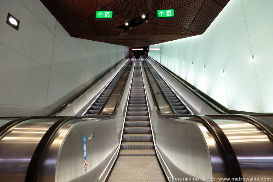 Станция Aalto-yliopisto / Aalto-universitetet [Аа́лто-у́лио́писто] (Хельсинки). Эскалаторы выхода «A» — длинный наклонный ход в подземный вестибюль.