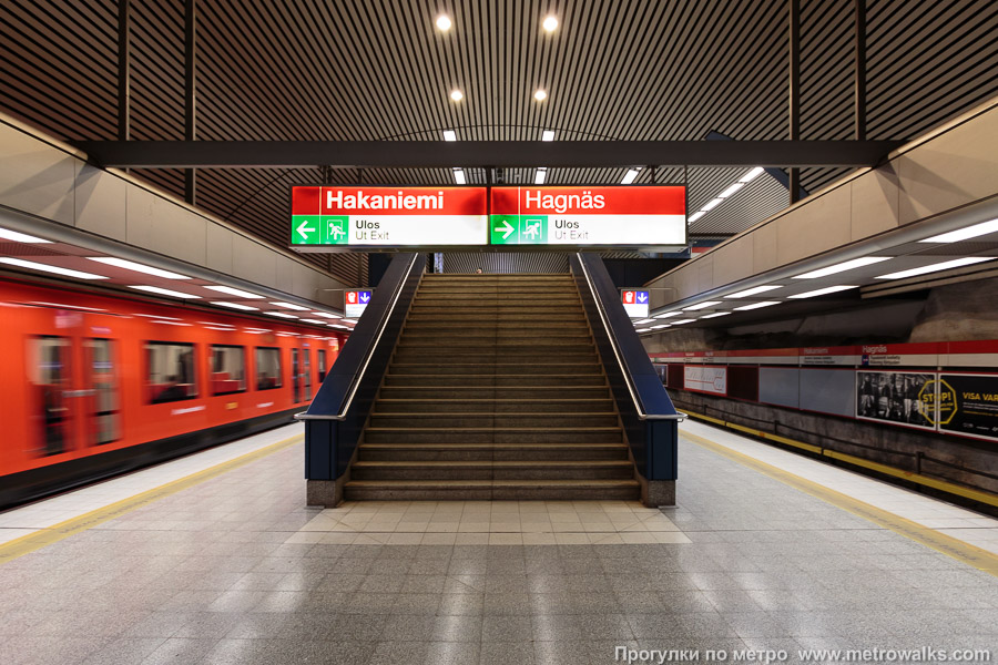 Станция Hakaniemi / Hagnäs [Ха́каниэ́ми] (Хельсинки). Выход в город, лестница из центрального зала станции в переходный коридор к эскалаторам.