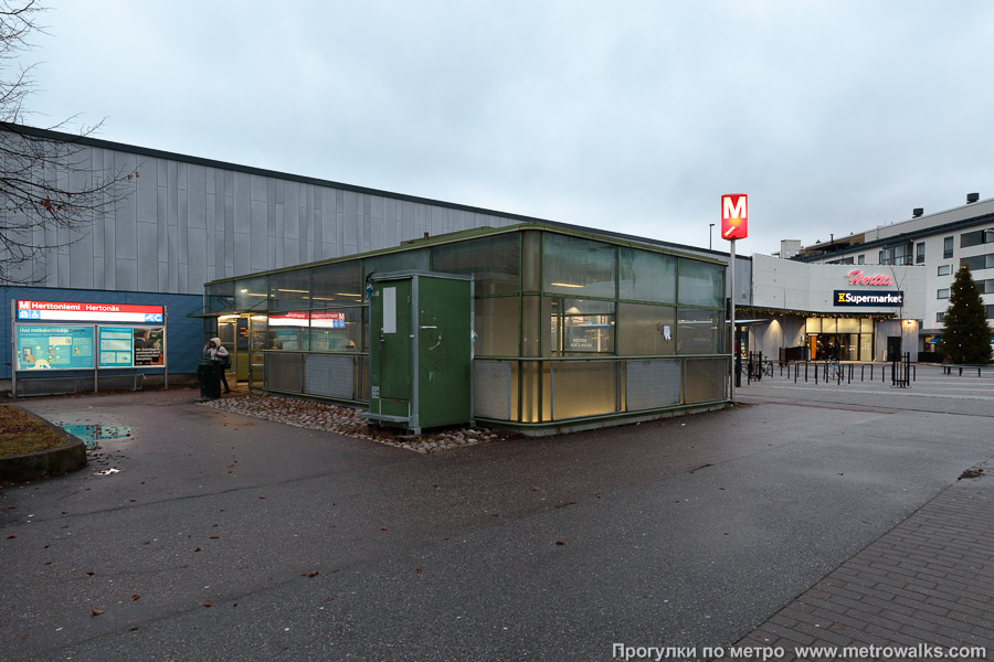 Станция Herttoniemi / Hertonäs [Хе́рттониэ́ми] (Хельсинки). Дополнительный вход на станцию к юго-западу от основного вестибюля.