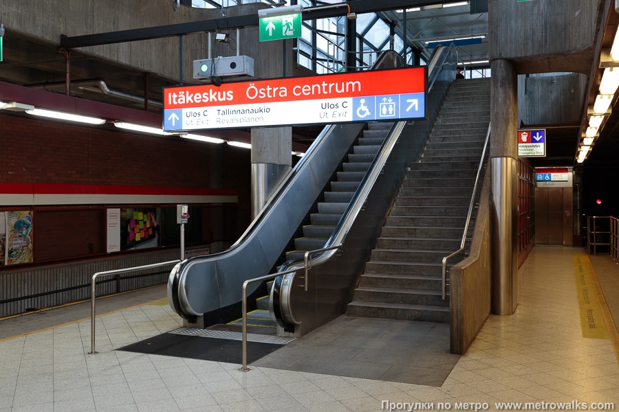 Станция Itäkeskus / Östra centrum [И́тяке́скус] (Хельсинки). Выход в город, эскалаторы начинаются прямо с уровня платформы.