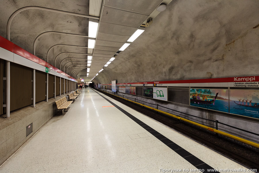 Станция Kamppi / Kampen [Ка́мппи] (Хельсинки). Боковой зал станции и посадочная платформа, общий вид.