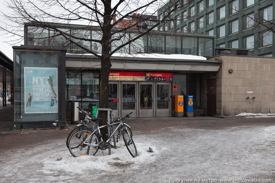 Станция Kamppi / Kampen [Ка́мппи] (Хельсинки). Вопреки мнению приезжих, основной вход на станцию — отдельно стоящий павильон у перекрёстка Runeberginkatu и Salomonkatu.