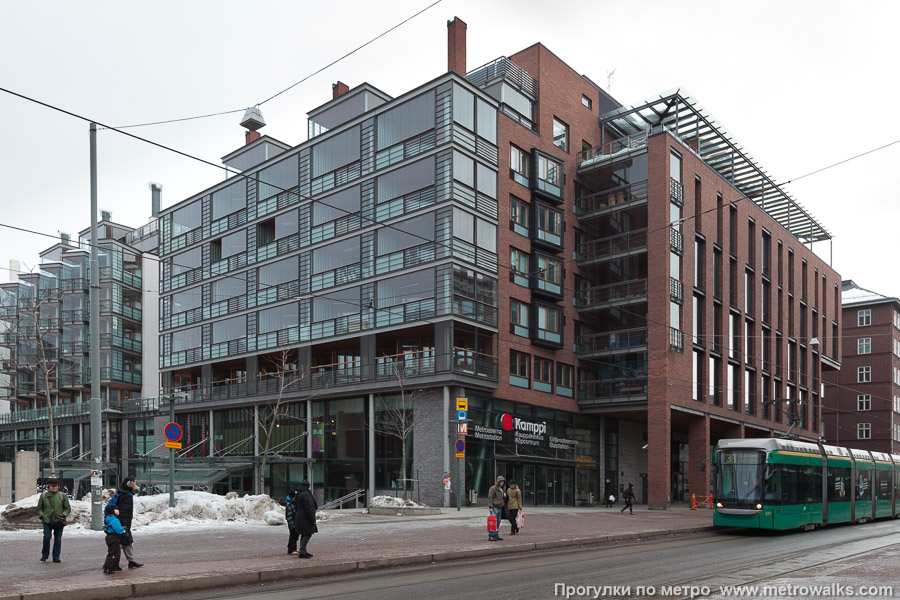 Станция Kamppi / Kampen [Ка́мппи] (Хельсинки). Ещё один вход с улицы Fredrikinkatu — самый неудобный, поскольку до спуска в метро нужно пройти через весь ТК и автовокзал.