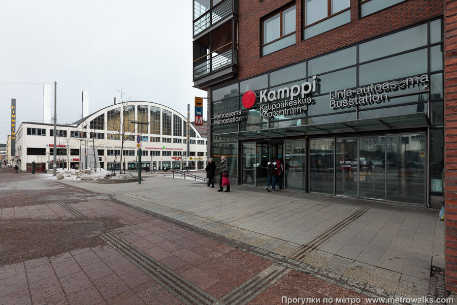 Станция Kamppi / Kampen [Ка́мппи] (Хельсинки). Вход в наземный вестибюль крупным планом.