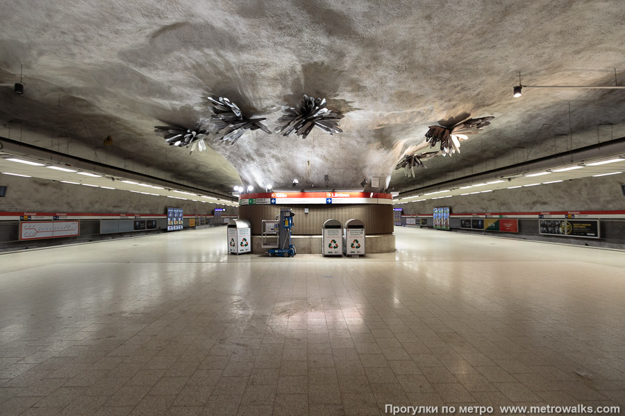 Станция Kamppi / Kampen [Ка́мппи] (Хельсинки). Продольный вид по оси станции.