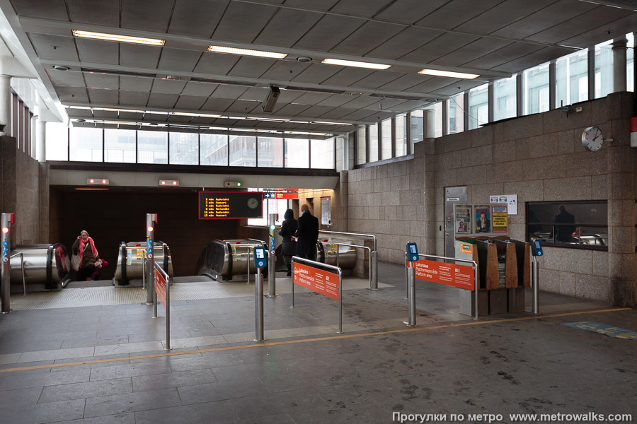 Станция Kamppi / Kampen [Ка́мппи] (Хельсинки). Валидаторы билетов.